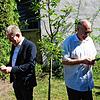 Die Kirchen gehen online. Pfarrer Bernd Walter (links) und sein Kollege Kai Tilgner nutzen die Technik der digitalen Medien, um das Wort ...