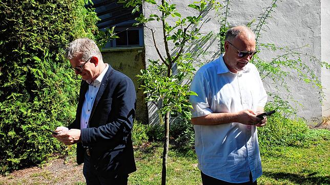Die Kirchen gehen online. Pfarrer Bernd Walter (links) und sein Kollege Kai Tilgner nutzen die Technik der digitalen Medien, um das Wort ...