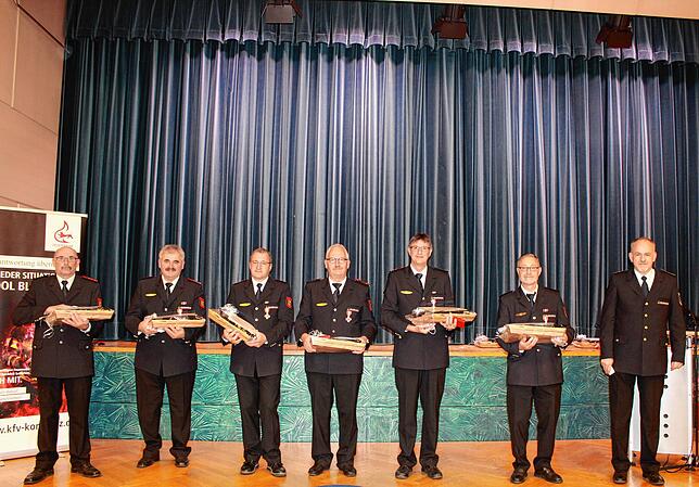 Blicken auf 40 Jahre bei der Freiwilligen Feuerwehr zurück. Franz-Xaver Biedermann, Oswald Gohl, Uwe Hartmann, Bernd Joos, Markus ...