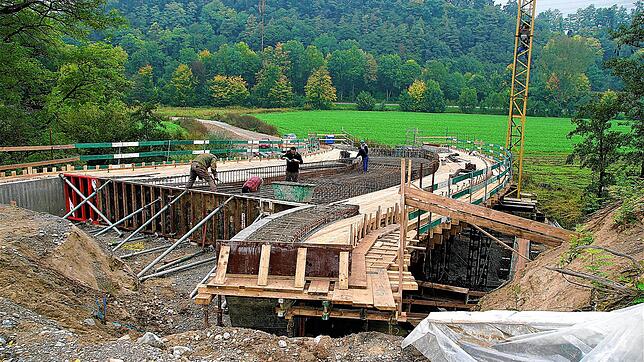 Im Oktober 2005 war der Bau der neuen Straße zwischen dem Industriegebiet Hardt und dem Zollbruck-Kreisel als neue Zufahrt aus Richtung ...