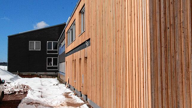Die Grundschule in Rickenbach: vorne der Neubau, der fast fertig ist. Hinten der Altbau, der saniert wird.