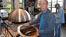 Der Künstler in seinem Atelier: Das von David Fuchs für seinen Rathausbrunnen verwendete Material auf Basis einer Bronzelegierung ist ...