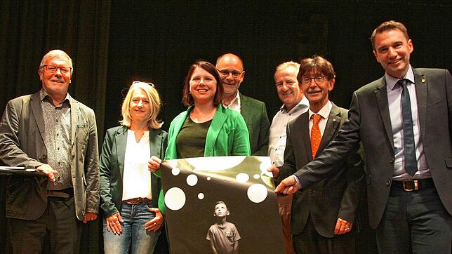 Sie stellen die Museumsnacht 2024 im Trottentheater in Neuhausen am Rheinfall vor (von links): Markus Späth-Walter, Präsident Verein ...