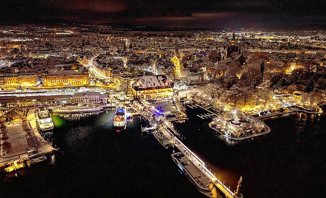 Konstanzer Weihnachtsmarkt am See am 1. Adventswochenende im Dezember 2023.