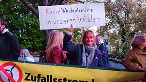 Barbara Beck aus Billafingen bezieht Position bei einer Demonstration in Nußdorf am Dienstagabend. Mit rund 50 Personen protestierte sie ...