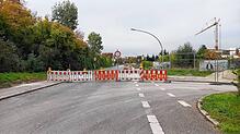 Vollsperrung: Ab der alten Druckerei ist die Singener Straße derzeit gesperrt. Dort wird eine neue Wasserleitung verlegt und diese quert ...