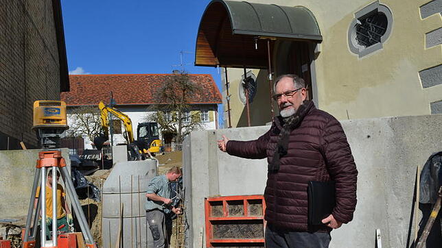 Werner Niedermann, Vorsitzender des Bauauschusses des Pfarrgemeinderats, überzeugt sich regelmäßig vom Baufortschritt rund um das ...