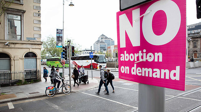 Ein Plakat «Kein Recht auf Schwangerschaftsunterbrechung» steht im Zentrum von Dublin.