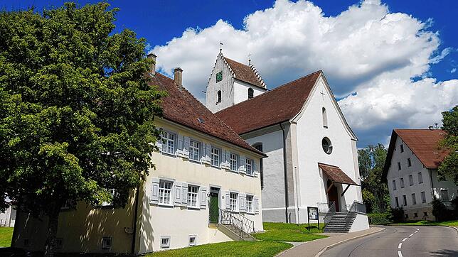 Die Durchgangsstraße durch Liggersdorf. Am linken Straßenrand sind die Kirche St. Cosmas und Damian und das Kaplaneihaus zu sehen.