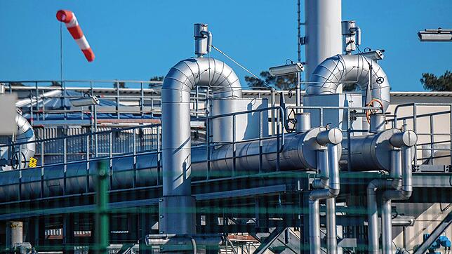 Symbolbild: Rohrsysteme und Absperrvorrichtungen in der Gasempfangsstation der Ostseepipeline Nord Stream 1 und der Übernahmestation der ...