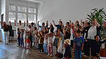 Die Kindergartenkinder begeistern die Besucher mit einem flotten Lied. Foto: Christiane Sahli