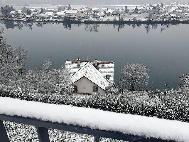 Blick vom Mehrgenerationenplatz auf der Waldshuter Bernhalde über den Rhein und auf die überzuckerte Schweizer Nachbarschaft.