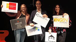 Katrin Speck (links) und Lara Baumgärtl (rechts) vom Kulturamt Engen sowie Bürgermeister Frank Harsch laden zu den Veranstaltungen ...