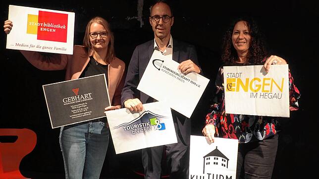 Katrin Speck (links) und Lara Baumgärtl (rechts) vom Kulturamt Engen sowie Bürgermeister Frank Harsch laden zu den Veranstaltungen ...