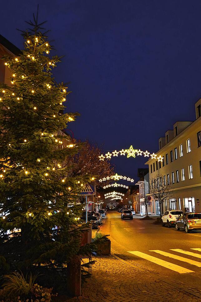 Zahlreiche geschmückte Bäume sorgen für weihnachtliches Flair.