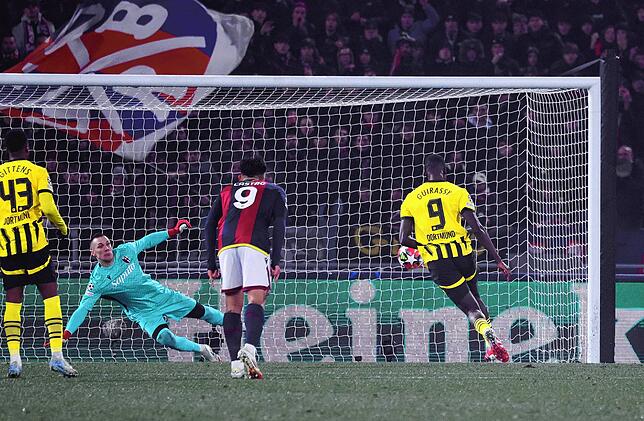 Serhou Guirassy (r) trifft vom Elfmeterpunkt gegen Bolognas Lukasz Skorupski.