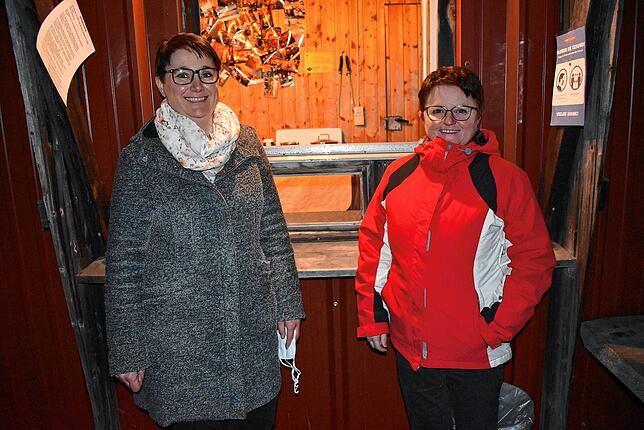 Sonja Schäfer (links) und Birgit Ebner (rechts) betreuten 2022 den Skiliftkartenverkauf in Brenden mit Corona-Auflagen. (Archivbild 2022)