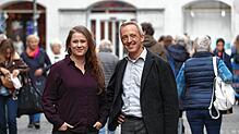 Sie ist die neue Lokalchefin des SÜDKURIER in Konstanz: Isabelle Arndt. Jörg-Peter Rau wechselt in die neue Aufgabe des Chefreporters ...