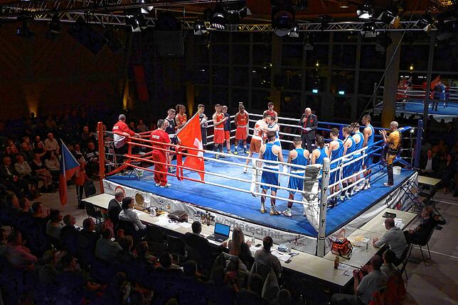 Aufmarsch der Boxer und Betreuer im Ring in der Alfons-Schmidmeister-Halle in Wittenhofen zum Vergleichskampf zwischen einer ...