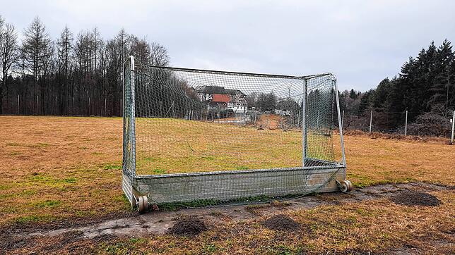 Der alte Sportplatz beim Schloss Hohenfels, das im Hintergrund zu sehen ist. Bis hier das geplante Kulturhaus steht, soll ein Zeltplatz ...
