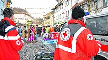 Eine DRK-Sanitätsstreife mit Mannschaftstransportwagen ist am Rand des närrischen Hexenkessels im Tiengener Städtle unterwegs.