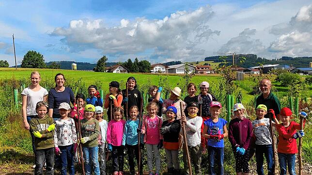 Die Klasse 1a mit, von links, Praktikantin Lina Waßmer, Klassenlehrerin Brigitte Huber und Revierleiter Karl Ulrich Mäntele.