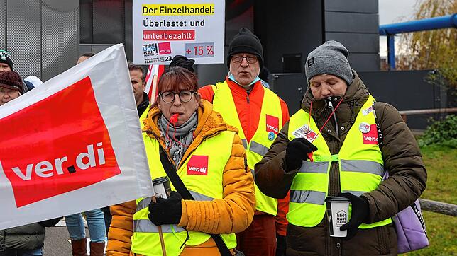 Einzelhandels-Mitarbeiter streiken am Samstag in Konstanz &ndash; für mehr Lohn und Gerechtigkeit. Dass der Protestzug zur ...