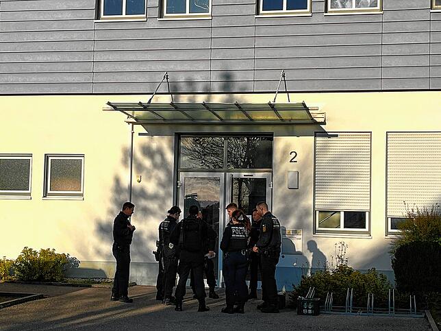 Polizisten durchkämmen den Ortsteil Lauffen.