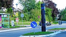 Nach Meinung der IG steht die Radarsäule auf der Verkehrsinsel in der K5756 an der falschen Stelle.