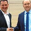 Der im direkten Kandidatenduell unterlegene Jürgen Schuhwerk (rechts) gratuliert Gewinner Christoph Stetter zur Nominierung.