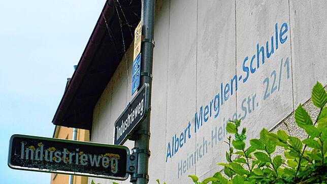 Die Albert-Merglen-Schule steht heute in der Heinrich-Heine-Straße, gleichzeitig am Rand des Industriegebiets, wo ZF und RRPS ihre Werke ...