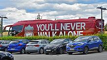You&lsquo;ll never walk alone (Du wirst nie alleine gehen) &ndash; der Schlachtruf des FC Liverpool prangt auf dem Vereinsbus, der am ...