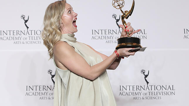 Das ist doch zum Schreien: Anna Schudt, in Konstanz geboren und aufgewachsen, nimmt in New York ihren Emmy entgegen.