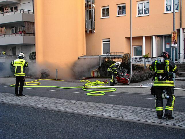 Die Feuerwehr im Einsatz in der Konstanzer Straße. Aus einer Tiefgarage drang viel Rauch.
