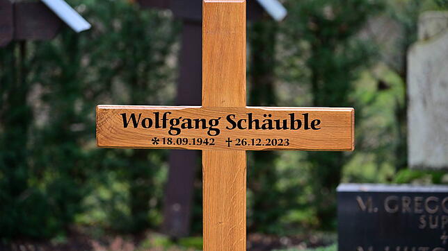 Der fruehere Bundestagspraesident Wolfgang Schaeuble Schäuble, CDU wird am 05.01.2024 in Offenburg auf dem Waldbachfriedhof im Beisein ...