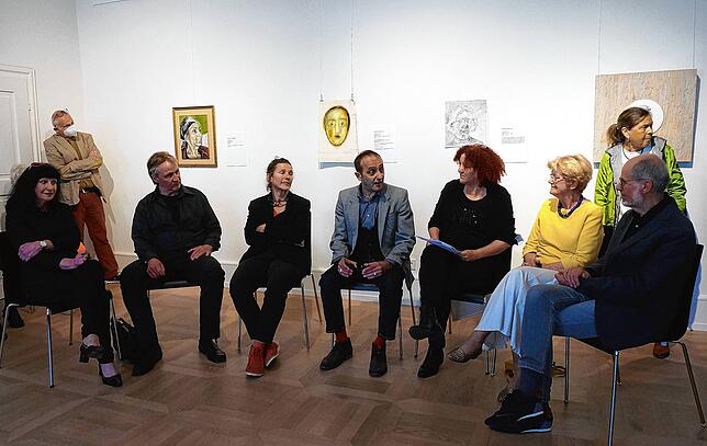 Offene Worte: In der Vernissage erzählen ausstellende Künstler, warum sie ihr Kunstwerk vor der Ausstellung ...