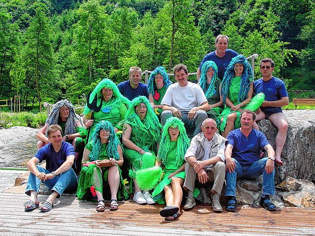 Einweihung des Naturena Badesees im Sommer 2002. Gruppenbild mit Planer und Gemeinderäten und Gästen. In der Mitte mit weißem Shirt ...