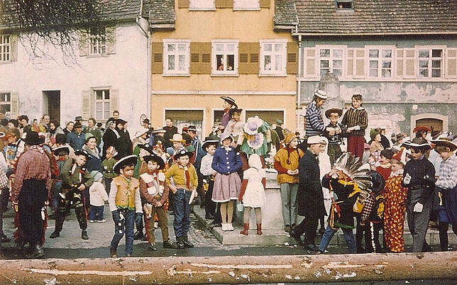 Am Rathausplatz in Allensbach im Jahr 1964.