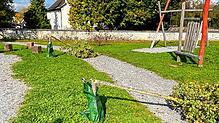 Bild der Zerstörung: Unbekannte randalieren auf dem Spielplatz im Tal und fällen dabei unter anderem vier junge Bäume.
