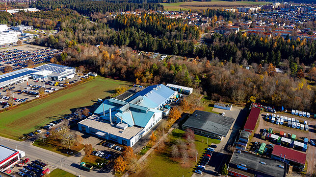 Blick von oben auf das blaue Gebäude der Firma Eisenmann in der Max-Planck-Straße in Villingen. Im Hintergrund ist gut zu erkennen die ...