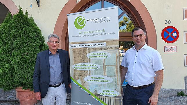 Im Einsatz für die Wärmewende: Martin Völkle, Energieagentur Südwest (links), und Bürgermeister Ulrich Krieger. Bild: Anna-Lena Lauber