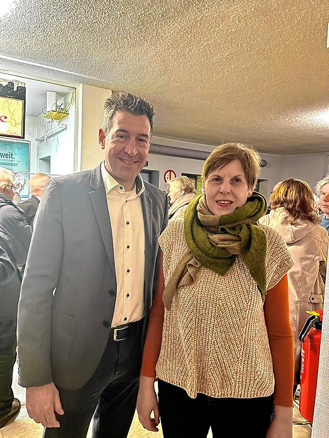 Oberbürgermeister Erik und Pauly und Kulturamtsleiterin Kerstin Rüllke lassen sich den letzten Abend im alten Kinogebäude natürlich ...