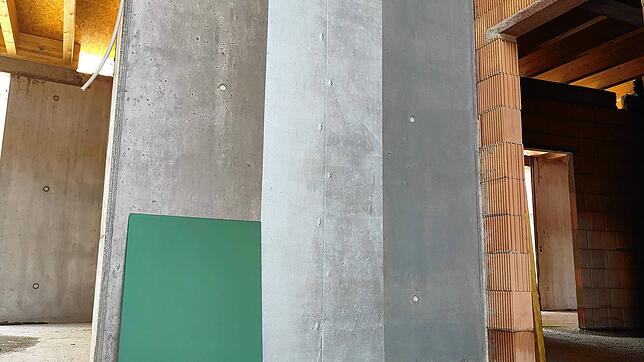 Der Rat hat entschieden, wenn auch nach einiger Diskussion: Die Wände des Kindergartens Sonnenfalter werden dunkelgrün (unten links), ...