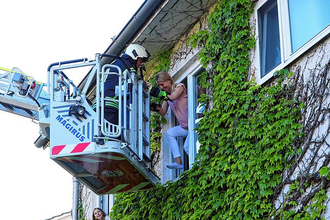 Feuerwehrmann Peter Lattner holt seine Freundin Anna-Lena Beutler durch das Fenster ab, um ihr einen Heiratsantrag zu machen.