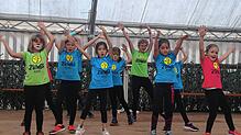 In voller Aktion: Der Auftritt der Zumba-Kids am Familiensonntag wird vom Publikum gebührend gefeiert. Bild: Karin Steinebrunner