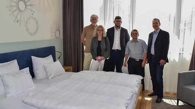Die Investoren Daniel (rechts) und Constantin Papst der Unternehmerfamilie zusammen mit den künftigen Betreibern (von links) Burkhard, ...