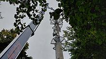 Ein Kran in der Nähe des Mobilfunkmastes in Liggeringen deutet darauf hin, warum das Telekomnetz seit Tagen gestört ist.