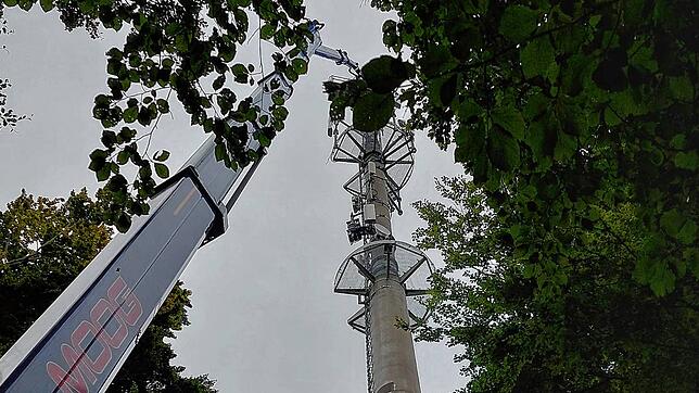 Ein Kran in der Nähe des Mobilfunkmastes in Liggeringen deutet darauf hin, warum das Telekomnetz seit Tagen gestört ist.