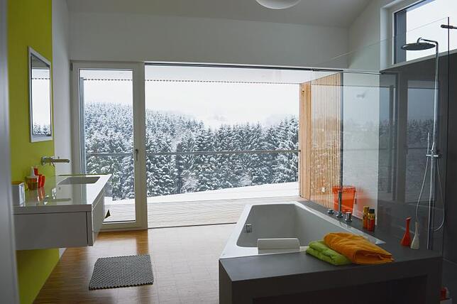 Offen: Den Blick ins Freie kann man sogar unter der Dusche genießen. Vor den Fenstern kommt nur noch Natur, hier führen auch keine Wege ...