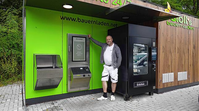 Martin Stoll vor der Berta 24/7 auf dem Aarberg in Waldshut. Am Touchbildschirm können die Produkte ausgewählt und gekauft werden, ein ...